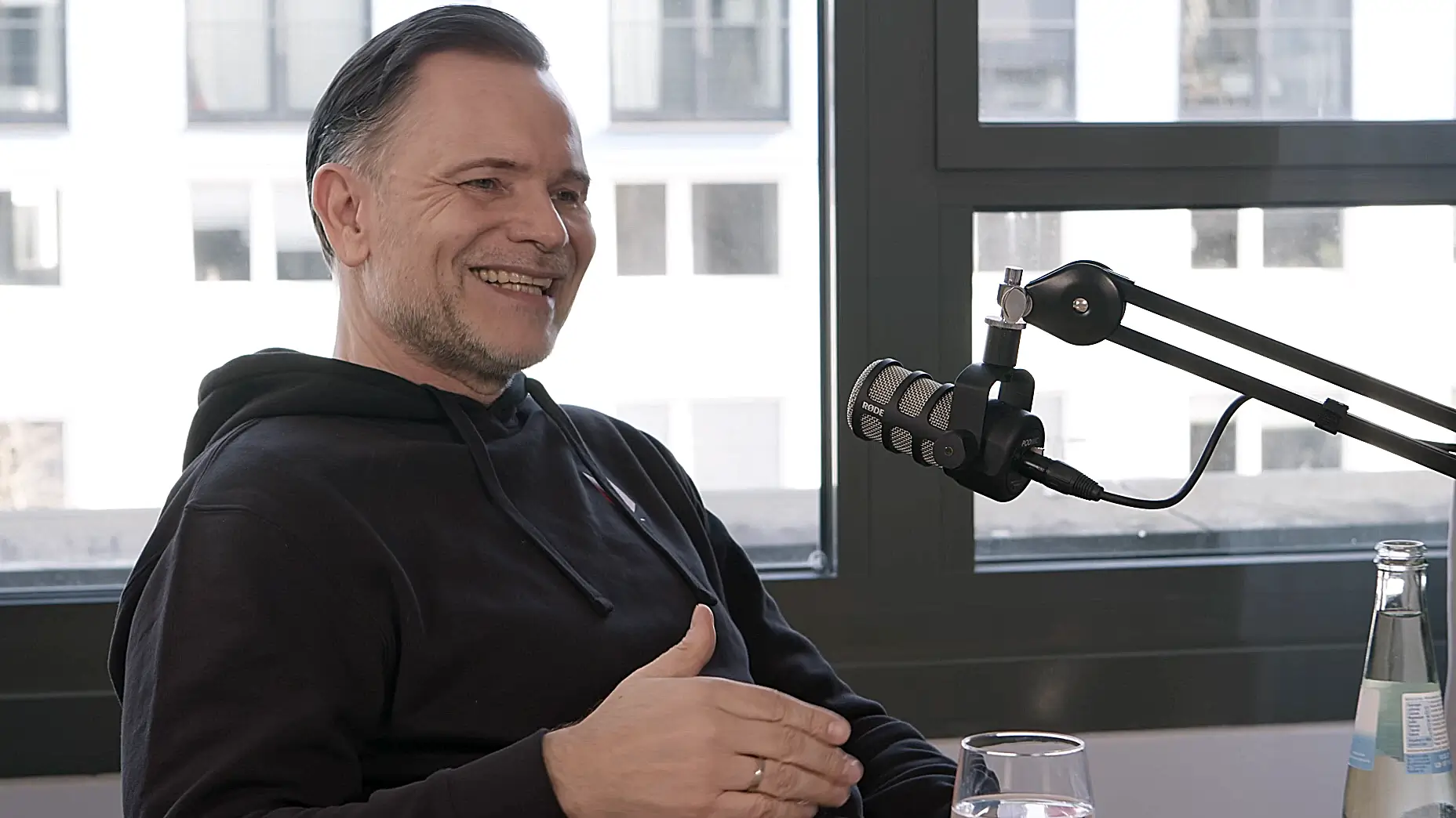 Frank Schulz speaking in a podcast studio