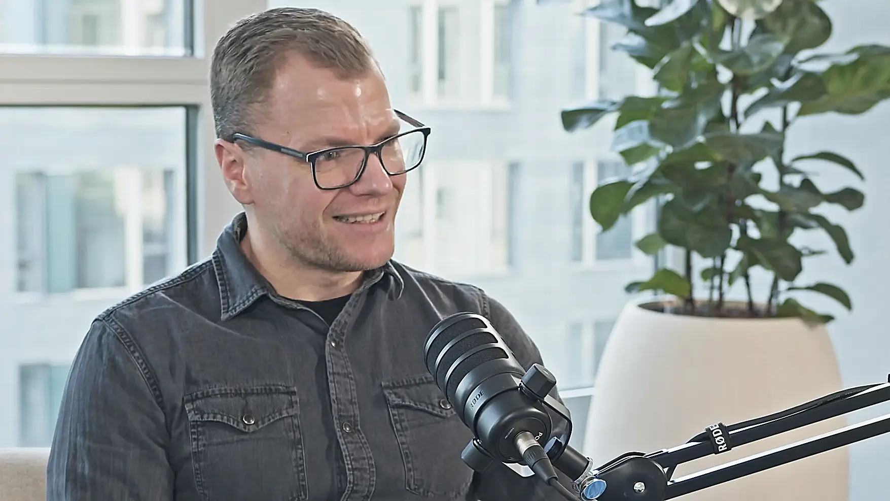 Hendrik Mahncke speaking in a podcast studio