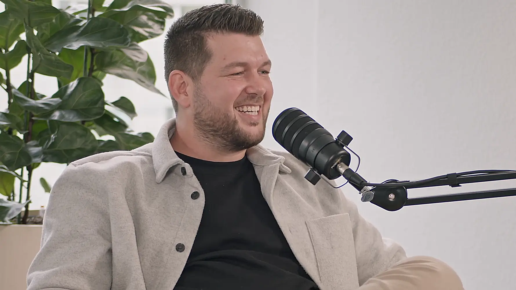Kevin Föllmer speaking in a podcast studio