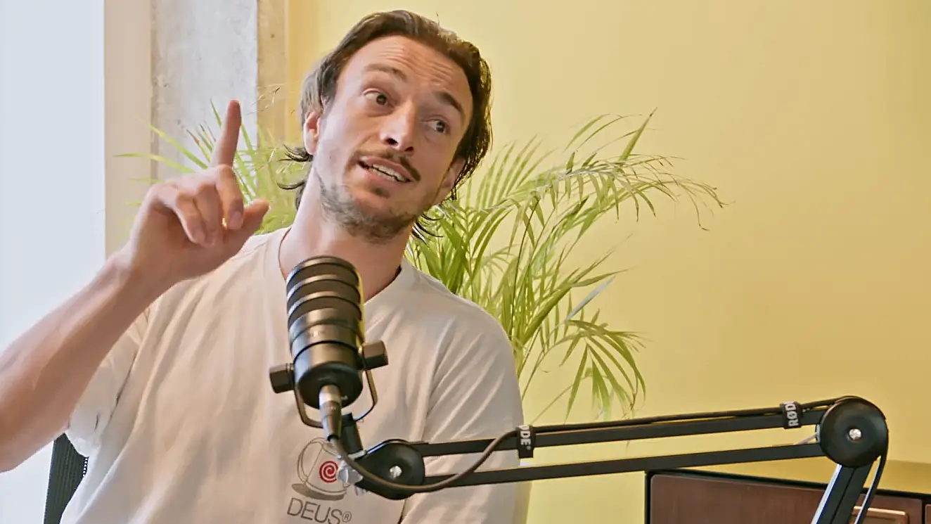 Floris Reurts speaking in a podcast studio