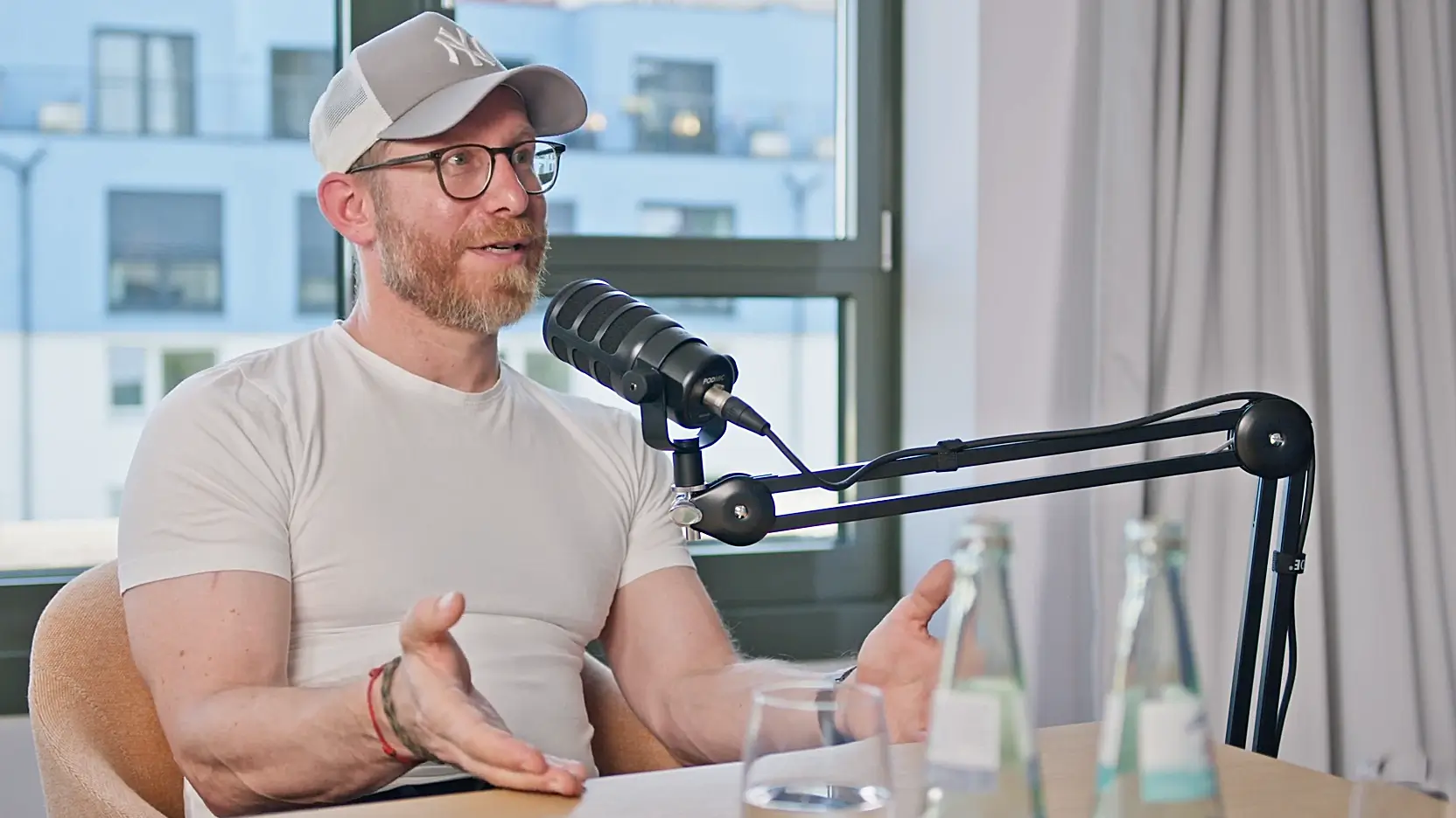 Robert Klüsener speaking in a podcast studio